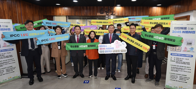 유정복 인천시장이 24일 시청 소담홀에서 탄탄제로 2045 시범사업인 '잔반ZERO 인천' 캠페인을 벌이고 있다. ( 사진 = 인천시 제공 )