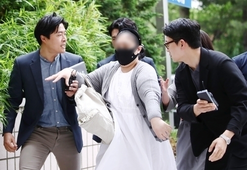 지난 6월 상품권을 싸게 팔겠다고 회원들을 속여 수백억 원을 가로챈 맘카페 운영자가 피의자 심문을 받기 위해 인천지법에 들어서고 있다. ( 사진 = 연합뉴스 제공 )