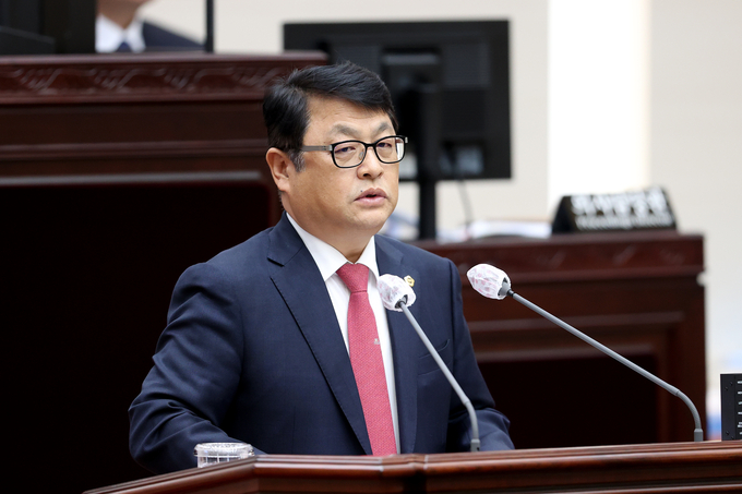 24일 김대중 의원이 제290회 임시회 제3차 본회의에서 시정질문을 하고 있다. ( 사진 = 인천시의회 제공 )