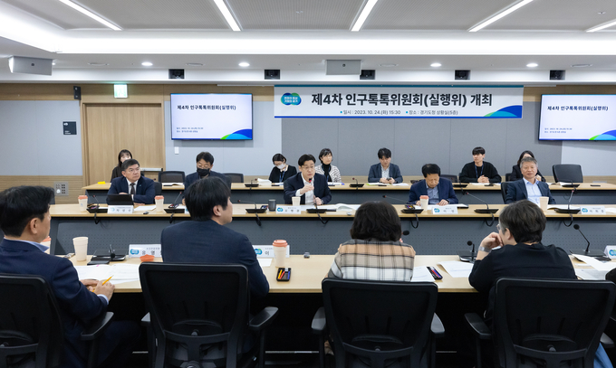 24일 열린 제4차 인구톡톡위원회 회의에서 오병권 행정1부지사, 도민참여단 등이 건의사항에 대해 논의하고 있다. (사진=경기도 제공)