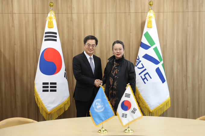 24일 오후 김동연 경기도지사가 UNESCAP 사무총장 아미다 살시아 엘리스자바나 (Armida Salsiah Alisjahbana)와 기념촬영을 하고 있다. (사진=경기도 제공)