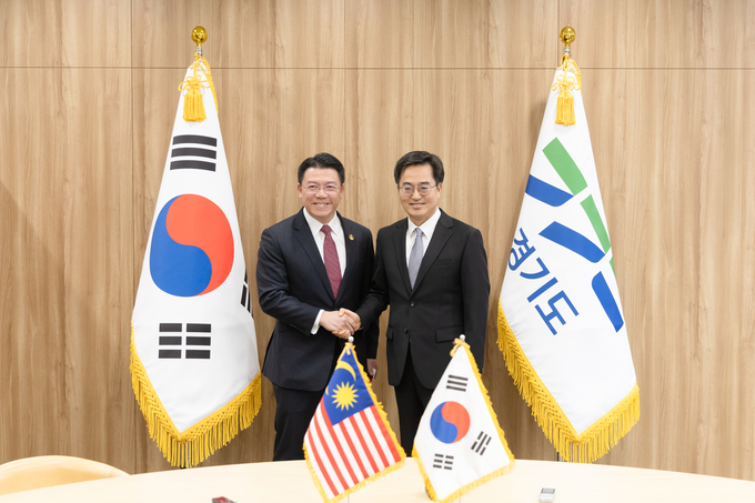 24일 오후 경기도청 도지사 집무실에서 김동연 경기도지사와 데이비드 응아 코 밍 말레이시아 지방정부발전부 장관이 기념촬영을 하고 있다. (사진=경기도 제공)