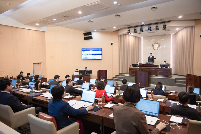 남양주시의회는 지난 24일 제298회 임시회 3차 본회의에서 ‘왕숙천 유역 공공하수처리시설 설치사업 등에 관한 행정사무조사특별위원회 조사계획서’를 의결하고 각 상임위별로 심사를 마친 조례안 및 부의안건들을 처리했다.(사진=남양주시의회 제공)