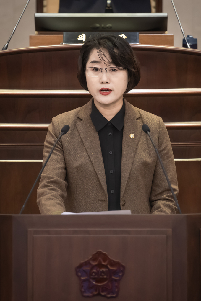 남양주시의회 박은경 의원이 제298회 임시회 3차 본회의에서 5분 자유발언에 나서 수석-호평간 민자도시고속도로와 관련해 출근길 감면 탄력요금제와 명절 통행료 무료화 정책을 도입하고 남양주시 시도로 인수할 것을 제안하고 있다.(사진=남양주시의회 제공)