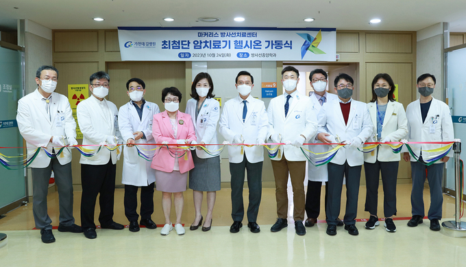 지난 24일 가천대 길병원 방사선종양학과 치료실 앞에서 열린 헬시온 가동식에서 김우경 원장과 의료진들이 기념촬영하고 있다. ( 사진 = 길병원 제공 )