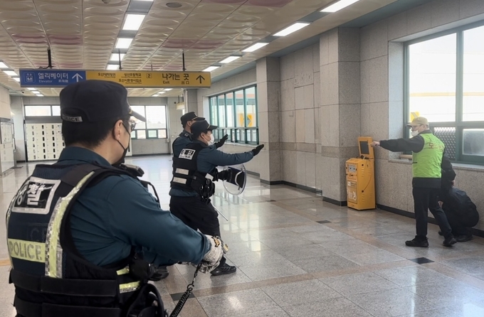오산경찰서가 이상동기범죄(흉기난동)에 대한 대응력 강화를 위한 합동 훈련를 실시하고 있다. (사진=오산경찰서 제공)