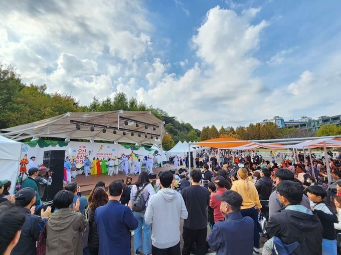 오산독산성문화제 성황리에 개최되며 다채로운 볼거리와 즐길 거리, 지역의 장소성 역사성이 담긴 오산시 대표 축제를 자리매김하고 있다.(사진=오산문화재단 제공)