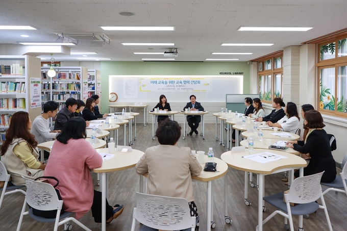 주광덕 남양주시장은 장내중학교를 방문해 학교 관계자 및 학부모들과 대화를 나누고 있다. (사진=남양주시 제공)