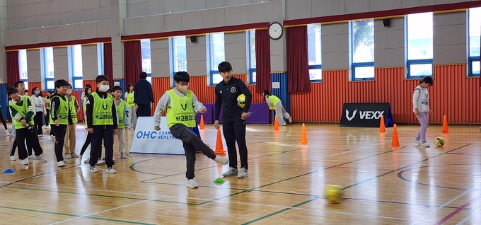 안양 덕천초의 'FC안양 학교원정대' 진로체험 모습. (사진=안양 덕천초 제공)