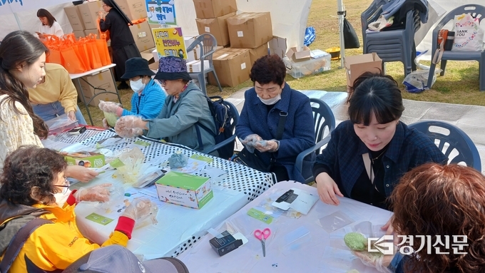 환경생태 미생물 흑누룩 만들기 체험이 진행되고 있다. (사진=김대성 기자)