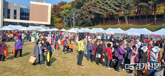 행사가 진행된 한성정에 많은 어르신이 참여하고 있다. (사진=김대성 기자)