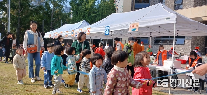 인근 어린이집 원아들이 행사장을 둘러보고 있다. (사진=김대성 기자) 