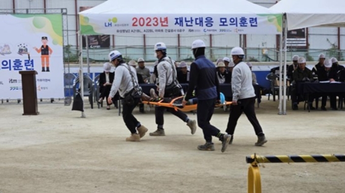 아파트 건설현장에서 진행된 2023년 재난대응 모의훈련. (사진=LH화성사업본부 제공)