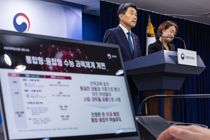 지난 10일 오후 이주호 교육부 장관이 서울 종로구 정부서울청사에서 2028 대학입시제도 개편 시안 발표에 참석해 선택형 수능 폐지 및 과목 통합과 관련해 발표하고 있다. (사진=연합뉴스 제공)