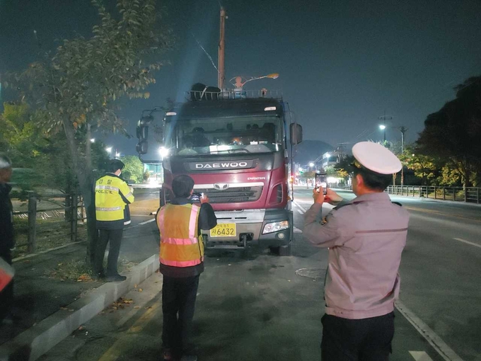 남양주시는 남양주북부경찰서와 함께 지난 23일 진접읍 및 오남읍 일대 주택가에서 대형차량에 대한 야간 정기합동단속을 실시했다. (사진=남양주시 제공)