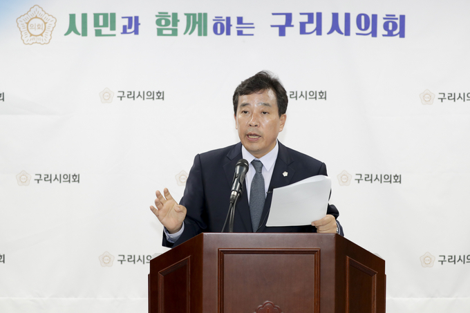 구리시의회 권봉수 의장이 의정 브리핑을 하고 있다. (사진=구리시의회 제공)