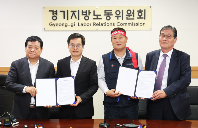 25일 경기도 수원시 권선구 경기지방노동위원회에서 열린 경기지역자동차노동조합 노동쟁의 조정 신청 사건에 대한 조정회의에서 협상이 타결된 후 참석자들이 사진을 찍고 있다. 왼쪽부터 김기성 경기도버스운송사업조합 이사장, 김동연 경기도지사, 이기천 경기도버스노동조합협의회 의장, 우종현 경기지방노동위원회 공익위원. (사진=연합뉴스 제공)