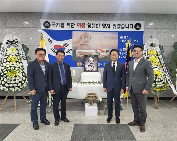 광복회군포시지회·김대중재단 군포지회, 홍범도 장군 순국 80주기 맞아 추모제 개최 및 분향소 설치·운영하고 있다. (사진 = 광복회군포시지회·김대중재단 군포지회 제공)