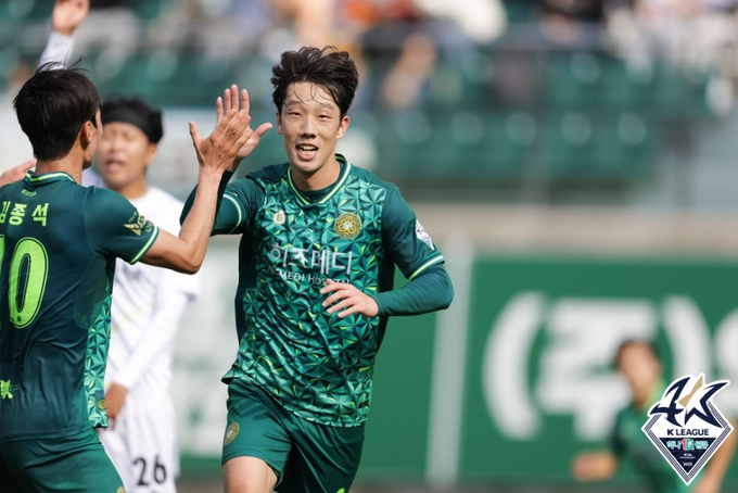 프로축구 K리그2 김포FC는 29일 김천종합경기장에서 열리는 하나원큐 K리그2 2023 37라운드에서 김천 상무와 원정경기를 치른다. 사진은 지난 22일 김포와 전남 드래곤즈의 경기에서 전반 43분 득점에 성공한 김포 박경록. (사진=한국프로축구연맹 제공)