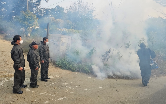 26일 화성시 소재의 한 농가에서 장주익 수원축협 조합장이 현장 점검을 하고 있다. (사진=수원축산농협 제공)