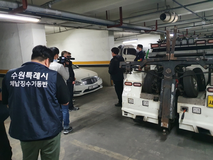 수원시 징수기동반이 고질체납차량을 살펴보고 있다. (사진=수원시 제공) 