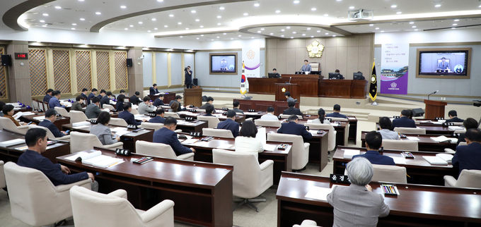 26일 오전 수원시의회 본회의장에서 열린 제378회 임시회 제2차 본회의에서 김기정 수원시의회 의장이 발언을 하고 있다. (사진=수원시의회 제공)