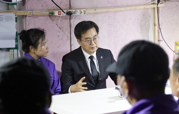 26일 오후 김동연 경기도지사가 이태원 참사 희생자 합동분향소에서 10.29 이태원참사 희생자 가족들과 대담하고 있다. (사진=경기도 제공)