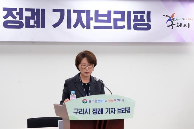 구리시 김은주 보건소장이 지난 시청 3층 종합상황실에서 정례 기자브리핑을 하고 있다. (사진=구리시 제공)