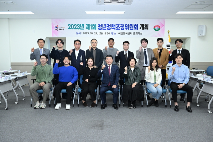 구리시는 지난 24일 ‘제2기 청년정책조정위원회’ 위원들에게 위촉장을 수여했다. (사진=구리시 제공)