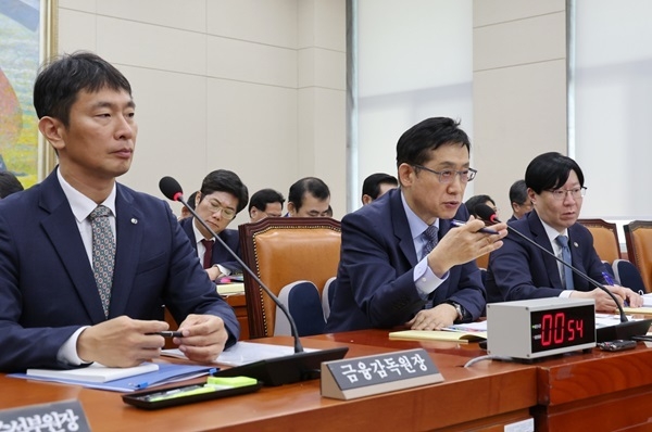 김주현 금융위원장(가운데)과 이복현 금융감독원장(왼쪽)이 27일 국회에서 열린 정무위원회 종합감사에서 질의에 답하고 있다. (사진=연합뉴스 제공)
