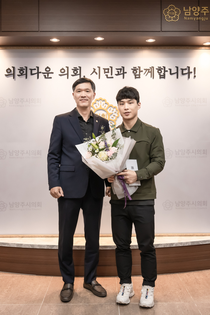 남양주시의회 김현택 의장이 제19회 항저우 아시안게임 유도 동메달리스트인 안바울 선수를 초청해 메달 획득을 축하하고 격려했다. (사진=남양주시의회 제공)