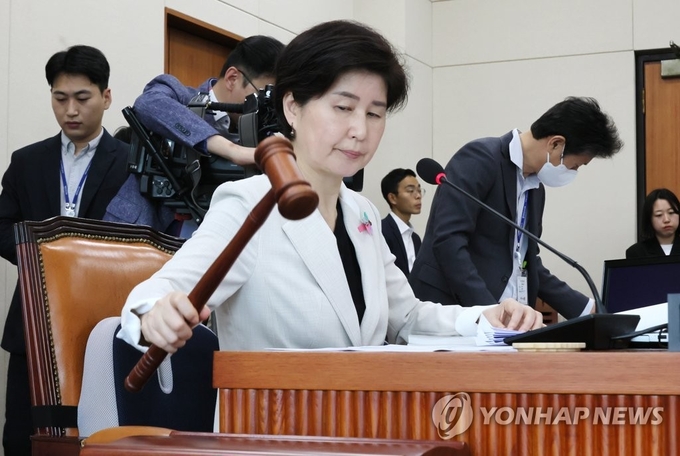 백혜련 위원장이 의사봉을 두드리고 있다. (사진=연합뉴스 제공)