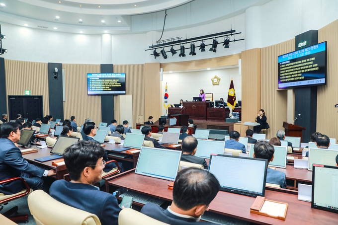 화성시의회는 27일 의회 본회의장에서 제225회 제2차 본회의를 열고 8일간 진행된 임시회 의사일정을 마무리했다. (사진=화성시의회 제공)