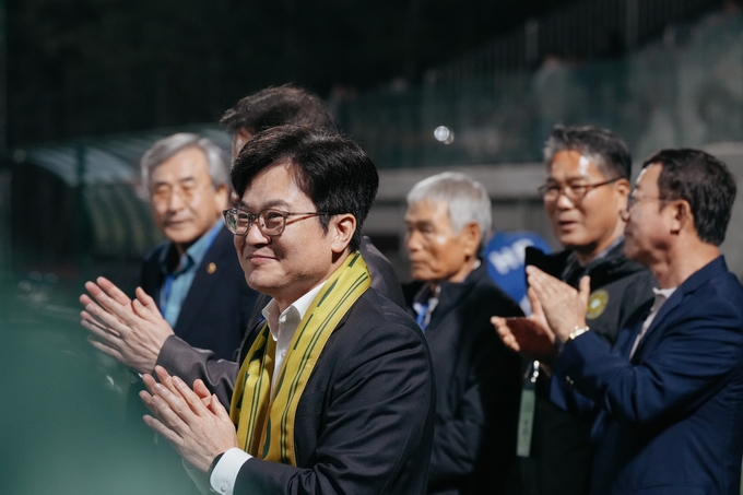 지난 5월 3일 솔터축구장에서 치른 성남전 무승부 경기 이후 선수단 격려행사를 가진 축구에서 김병수 시장이 선수들을 격려하고 있다. (사진=김포시청제공)
