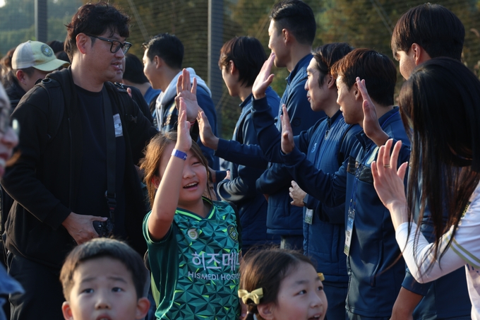 김포FC에 참여한 어린이가 선수단과 하이파이브를 하며 축제를 즐기고 있다. (사진 =김포시청제공)