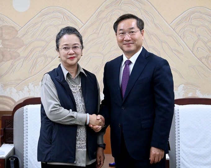 26일 인천시청 접견실에서 알미다 살시아 알리샤바나 사무총장과 유정복 시장이 기념 촬영을 하고 있다. ( 사진 = 인천시 제공 )