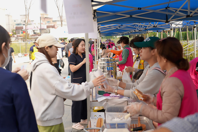 시화병원이 지난 26일 호스피스 환우와 가족을 위한 ‘2023 제13회 호스피스 바자회’를 시화병원 지상주차장에서 개최했다. (사진=시화병원 제공)