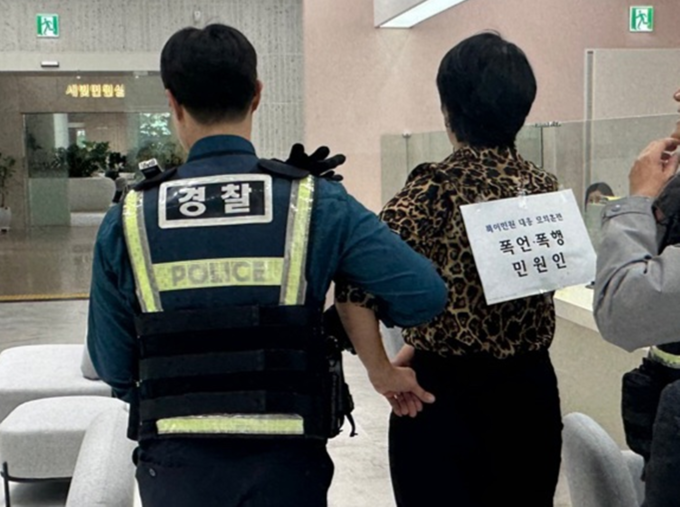 지난 27일 수원시청에서 수원시·경찰 관계자들이 특이민원 대응 훈련을 하고 있다. (사진=수원시 제공) 