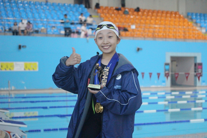  29일 오전 인천 송도동 글로벌캠퍼스에서 열린 ‘2023 IGC 전국 쇼트코스 수영대회’에서 학생부 여자 MVP 송윤채 양이 기념촬영을 하고 있다. ( 사진 = 황승원 수습기자 )