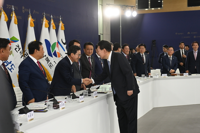 지난 27일 경북도청에서 열린 제5회 중앙지방협력회의에서 윤석열 대통령과 김동연 경기도지사가 악수를 하고 있다. (사진=경기도 제공)