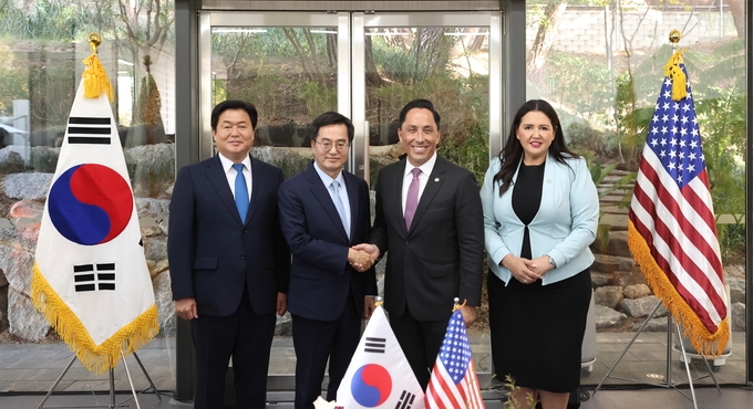 29일 김동연 경기도지사(왼쪽에서 두 번째)가 토드 글로리아 샌디에이고 시장(왼쪽에서 세 번째)과 면담을 갖고 기념촬영을 하고 있다. (사진=경기도 제공) 
