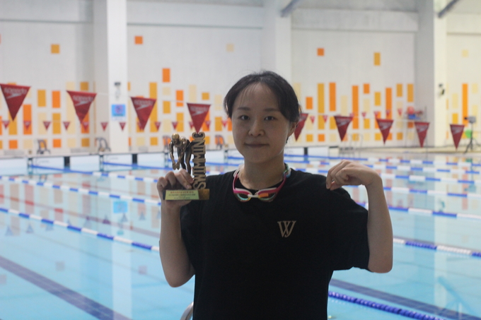 29일 오전 인천 송도동 글로벌캠퍼스에서 열린 ‘2023 IGC 전국 쇼트코스 수영대회’에서 성인부 여자 MVP 박민정 씨가 기념촬영을 하고 있다. ( 사진 = 황승원 수습기자 )