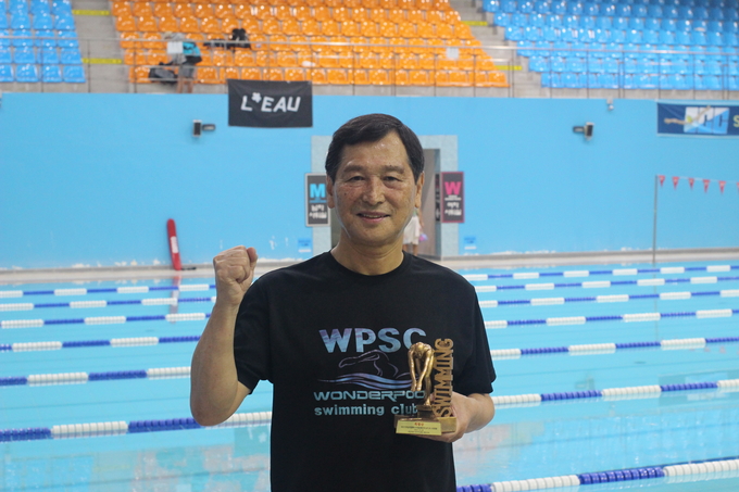 29일 오후 인천 송도동 글로벌캠퍼스에서 열린 ‘2023 IGC 전국 쇼트코스 수영대회’에서 최고령 MVP 김병우 씨가 기념촬영을 하고 있다. ( 사진 = 황승원 수습기자 )