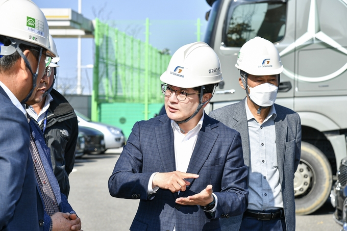  증차된 골드라인의 첫 번째 편성이 김포한강차량기지에 반입, 김병수 시장이 설명을 하고 있다. (사진=김포시 제공) 