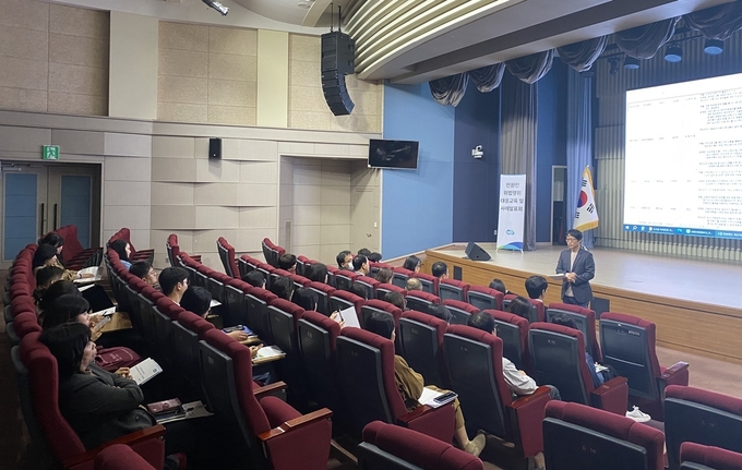 지난 25일 경기도 북부청사에서 민원인 위법행위 대응요령 교육을 진행하고 있다. (사진=경기도 제공)