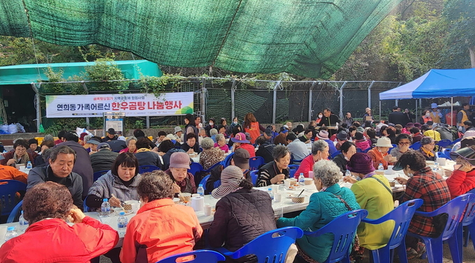 지난 27일 인천 서구 연희로 골목형상점가 상인회원들은 ‘한우곰탕 나눔 행사’를 개최했다. ( 사진 = 서구 제공 )