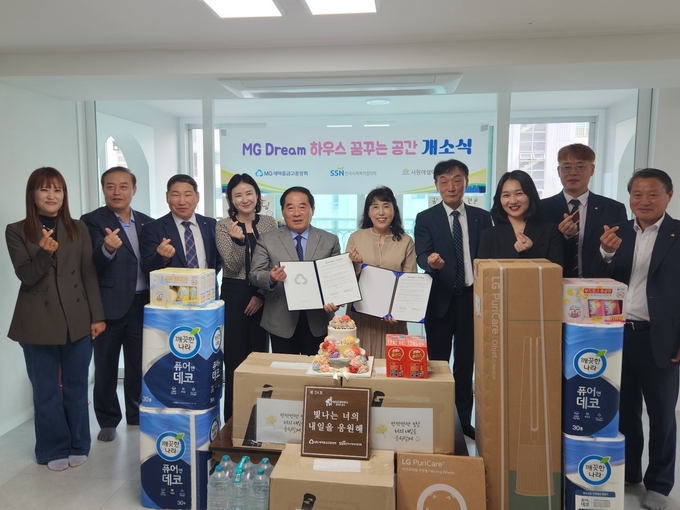 배성기 전북 동부새마을금고 이사장(가운데 왼쪽)과 김경아 사랑애샘터공동생활가정 시설장(가운데 오른쪽)이 개소식에서 기념촬영을 하고 있다. (사진=새마을금고중앙회 제공)