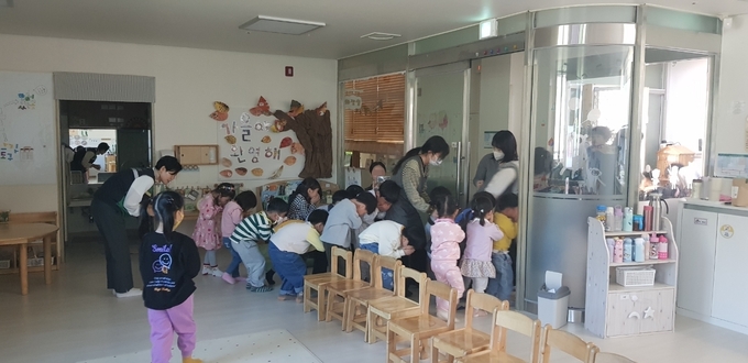 안양의 한 어린이집 원생들이 재난대피훈련을 하고 있다. (사진=안양시 제공)