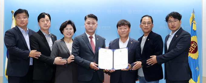 30일 경기도의회 남종섭(민주·용인3) 대표의원과 김정호(국힘·광명1) 대표의원 등이 제372회 정례회 개최를 위한 합의문에 서명하고 기념촬영을 하고 있다. (사진=경기도의회 제공)