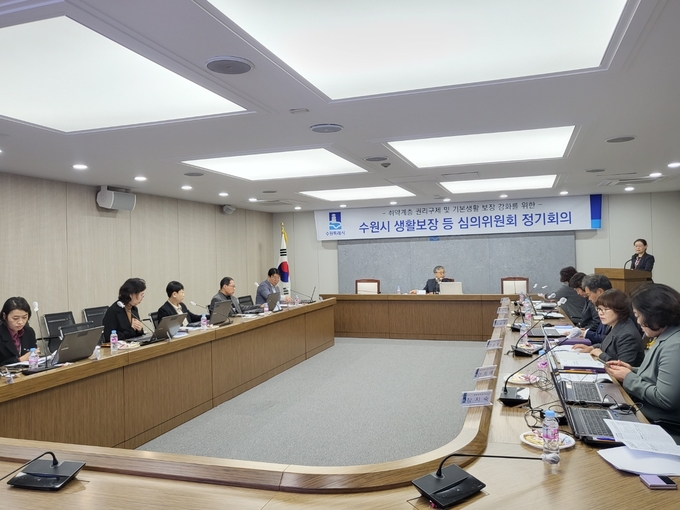 30일 수원시청 상황실에서 열린 심의위원회 정기회의에서 심의위원들이 안검을 심의하고 있다. (사진=수원시 제공) 
